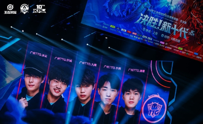 对足球充满 对足球充满